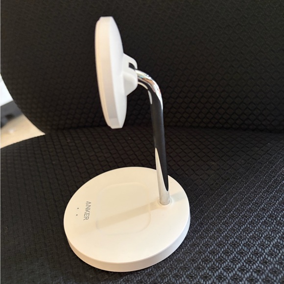 Anker MagGo 2-in-1 Charger Stand — Charges iPhone and AirPods - Picture 5 of 8